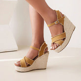 Schicke Espadrilles mit offenem Zehenbereich, Knöchelriemen und Keilabsatz und ausgefranstem Detail - Kamel